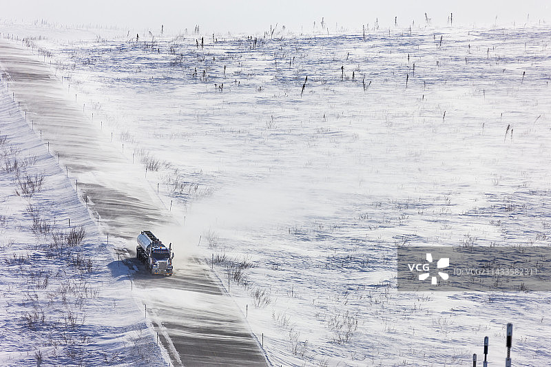 在暴风雪中行驶的半挂卡车图片素材