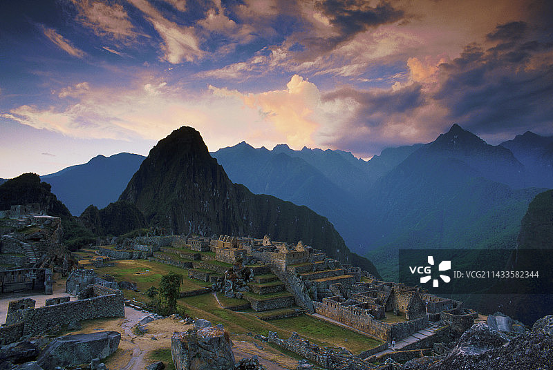 日落时分的马丘比丘图片素材