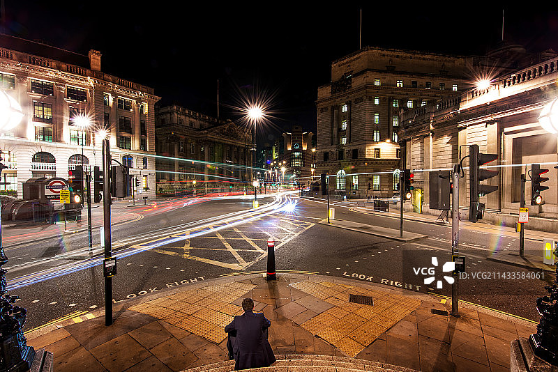 伦敦金融城：银行路口台阶上的上班族图片素材