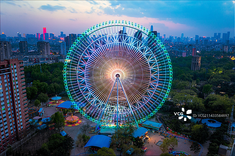 航拍，沈阳万泉公园摩天轮夜景图片素材