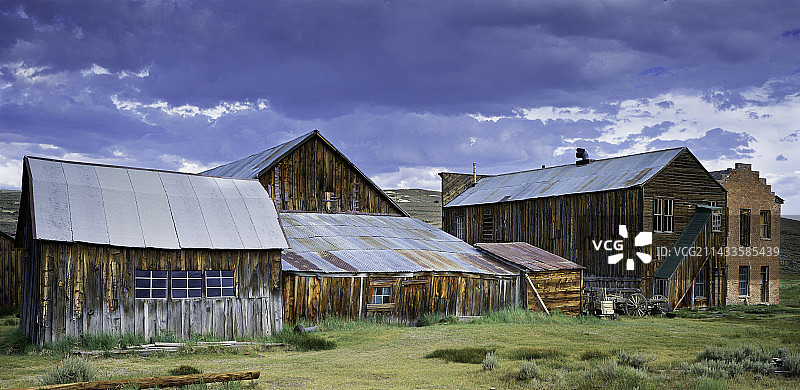 暴风雨夏日天空下的博迪建筑图片素材