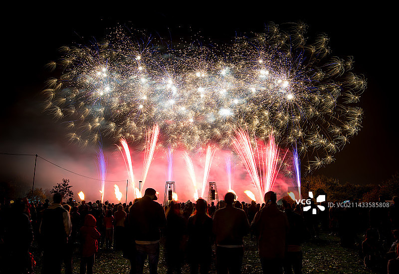 人们在2013年伦敦塔哈姆雷特韦弗斯菲尔茨展览会上观看篝火之夜的烟花图片素材