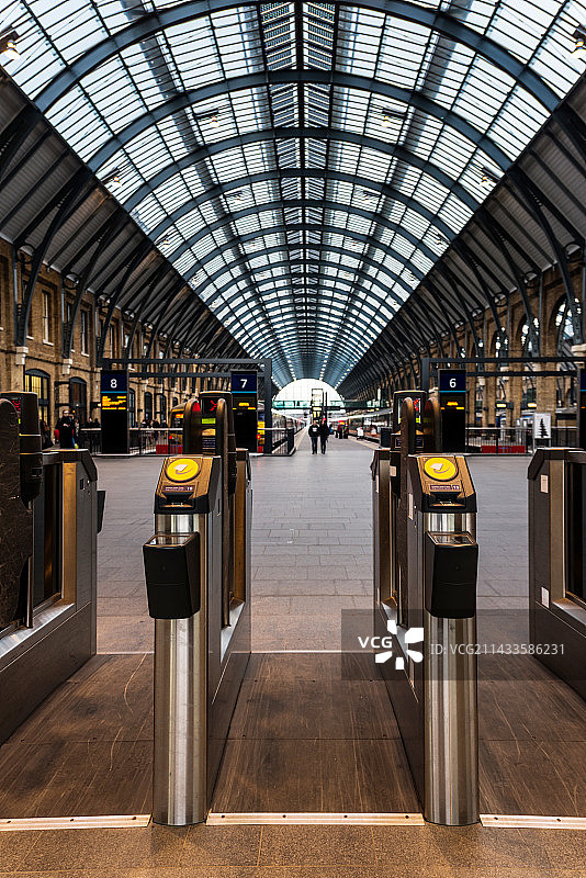 伦敦国王十字火车站的站台和检票口图片素材