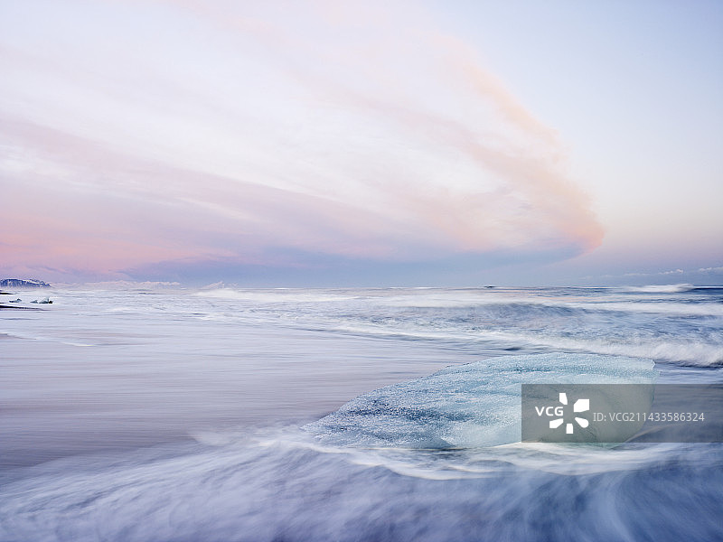 海浪中的冰山图片素材