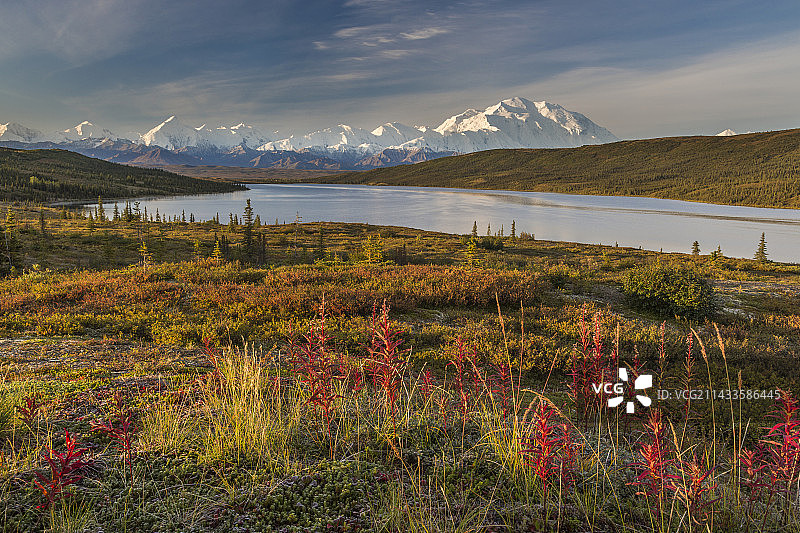 德纳里山和奇迹湖图片素材