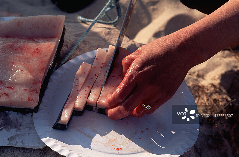 因纽特渔民清理独角鲸图片素材