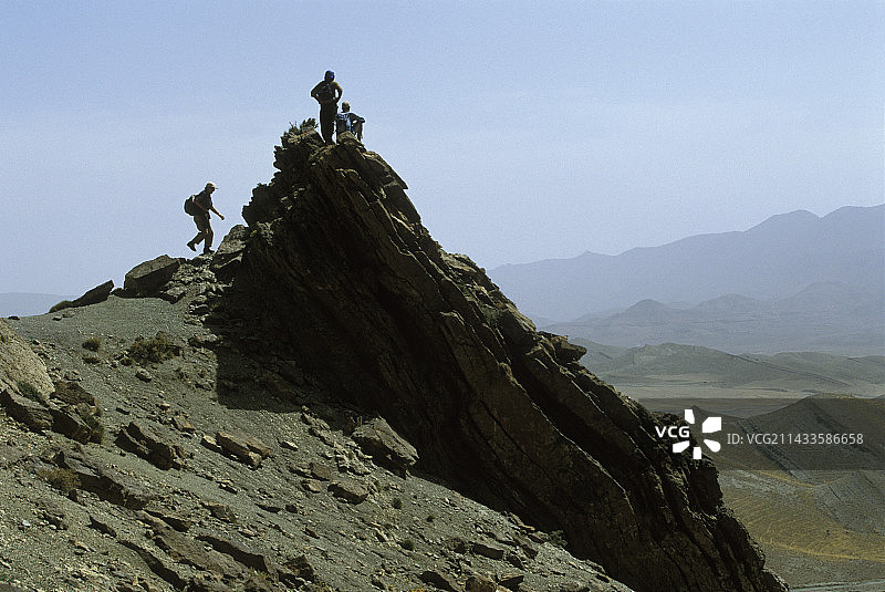 徒步者站在高阿特拉斯山顶图片素材