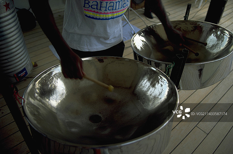 在游轮上演奏钢鼓图片素材