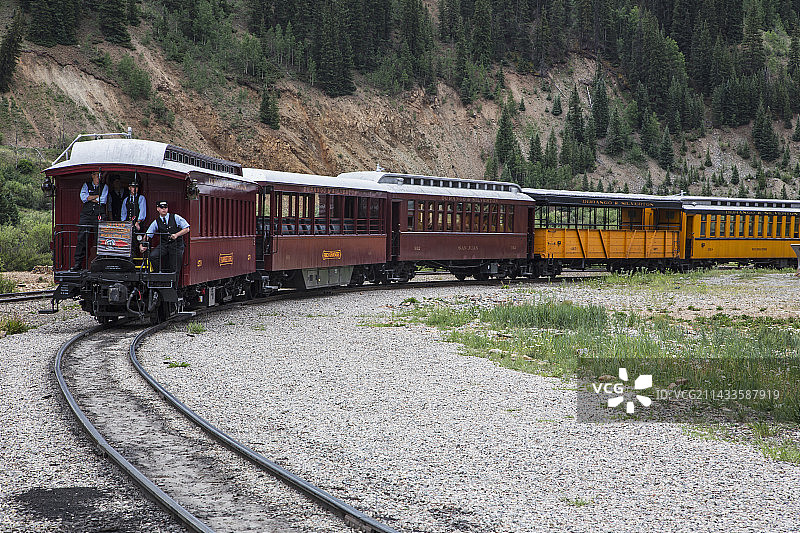 杜兰戈和西尔弗顿窄轨铁路蒸汽机车上的三名制动员，科罗拉多州西尔弗顿图片素材