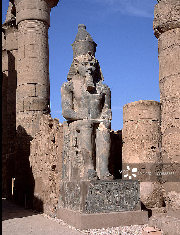 卢克索底比斯神庙的拉美西斯二世巨像图片素材