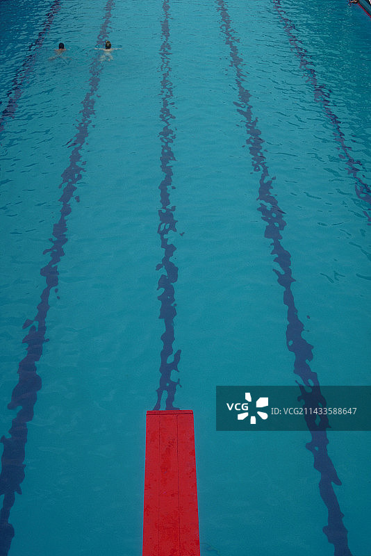 游泳池上的红色跳水板图片素材