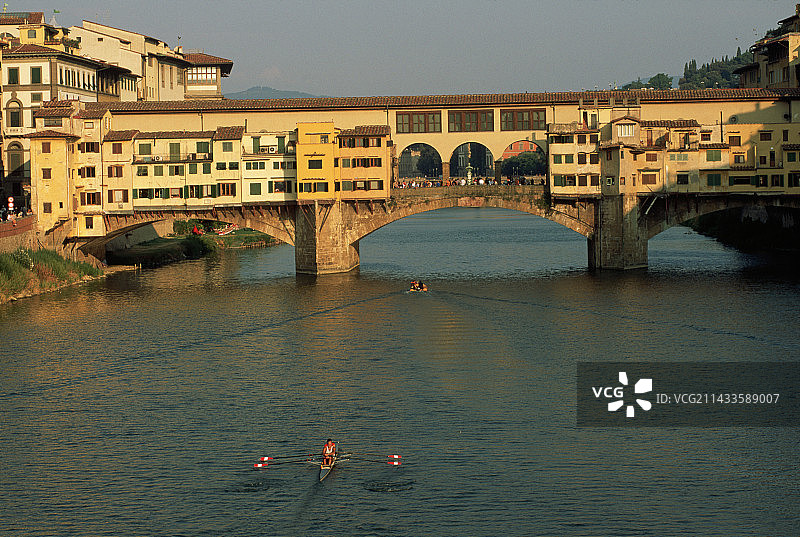 在阿诺河上划船的赛艇手图片素材