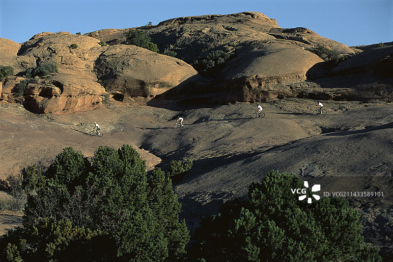 在摩押光滑岩石小径上山地自行车骑行图片素材