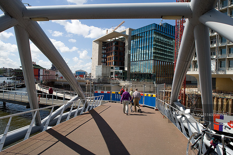 人行天桥与阿姆斯特丹公共图书馆图片素材