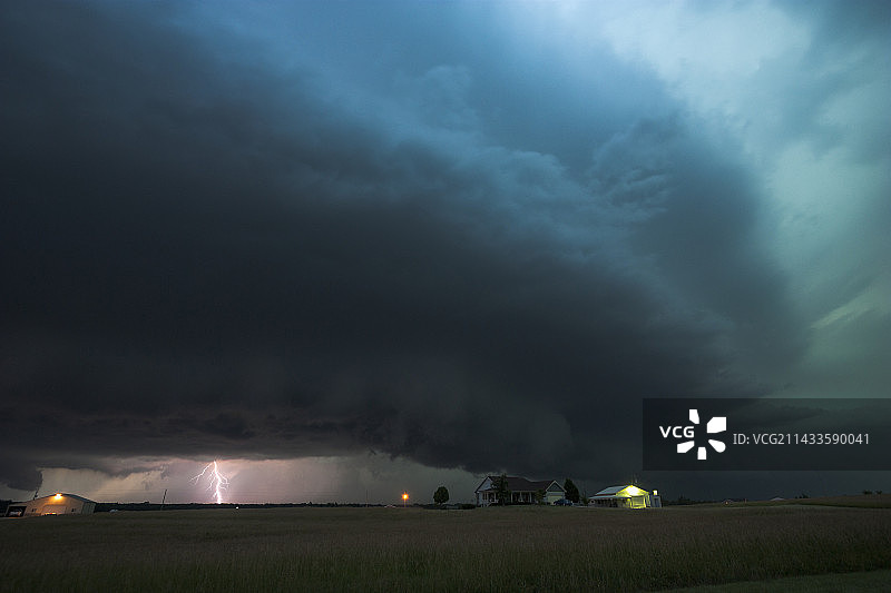 荚状云和闪电图片素材