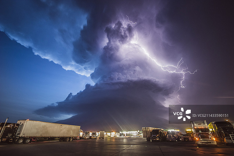 卡车停靠站和黄昏超级单体雷暴图片素材