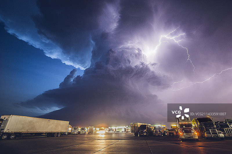 卡车停靠站和黄昏超级单体雷暴图片素材