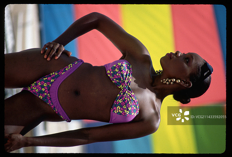 在巴哈马海滩上穿着比基尼的女人图片素材