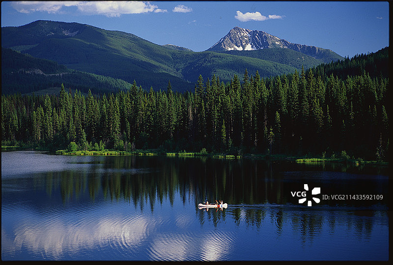 在南希·格林湖上的划独木舟者图片素材