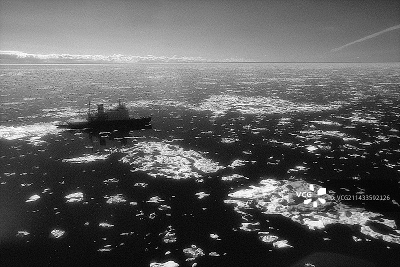 赫列布尼科夫船长在浮冰中航行图片素材