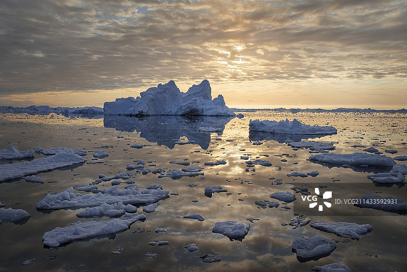 迪斯科湾格陵兰岛的日落冰山图片素材