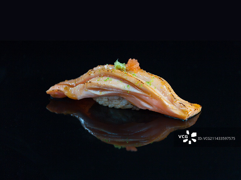 日式火炙鰤鱼腩寿司图片素材