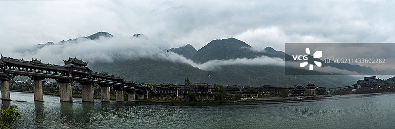 云雾缭绕的濯水古镇图片素材