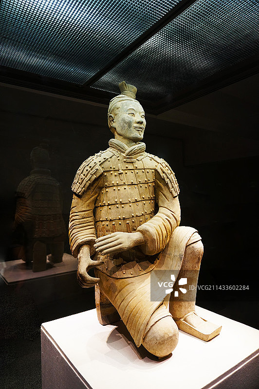 中国陕西秦始皇帝陵博物院秦兵马俑之跪射俑图片素材