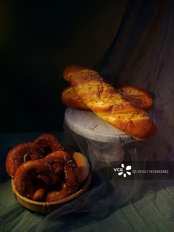 桌上的美味烘培面包的特写镜头图片素材