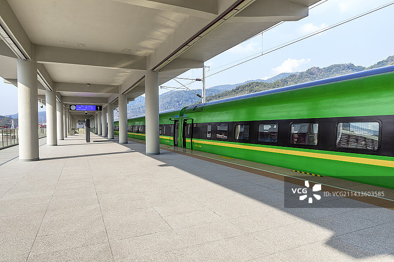 高铁站车站站台，中老铁路的列车，老挝至中国的火车图片素材