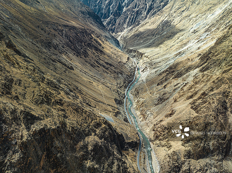 航拍西藏高原山区G318国道怒江七十二拐崎岖的道路图片素材