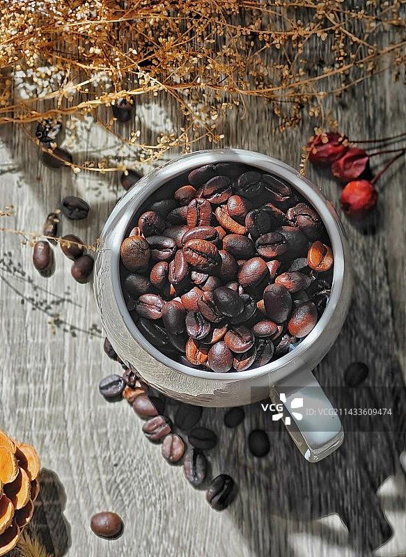 桌上咖啡豆的高角度视图图片素材