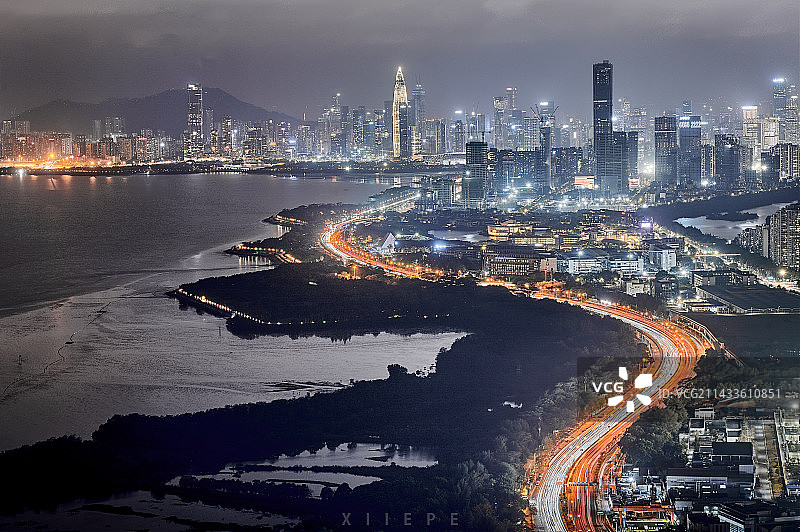 城市夜间照明建筑的高角度透视图片素材