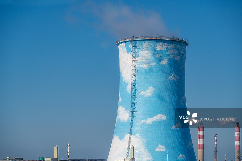 晴朗的天气，工业区涂抹蓝天的烟囱图片素材