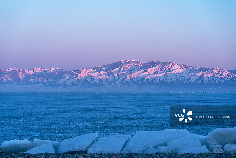 冬季的冰雪与冰川 晨光洒在雪山上图片素材