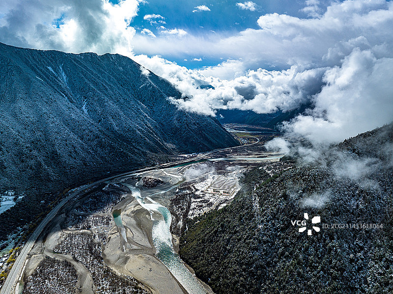 航拍著名的G318川藏线林拉公路段图片素材