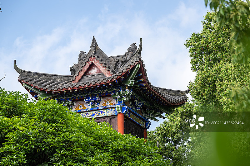 蓝天下的寺庙屋檐图片素材