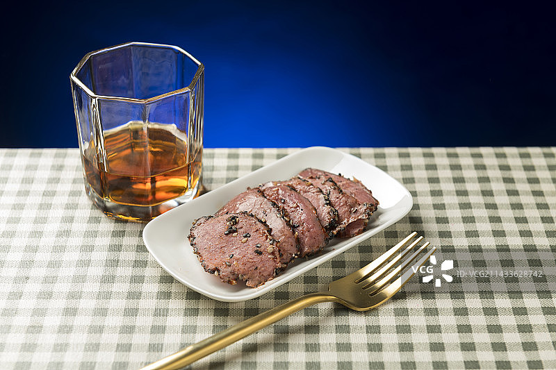 一盘烤牛肉牛肉切片摆放在桌面上特写图片素材