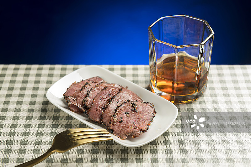 一盘烤牛肉牛肉切片摆放在桌面上特写图片素材