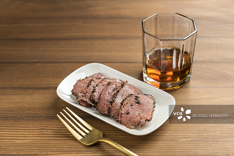 一盘烤牛肉牛肉切片摆放在桌面上特写图片素材