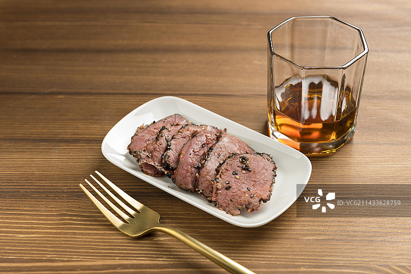 一盘烤牛肉牛肉切片摆放在桌面上特写图片素材