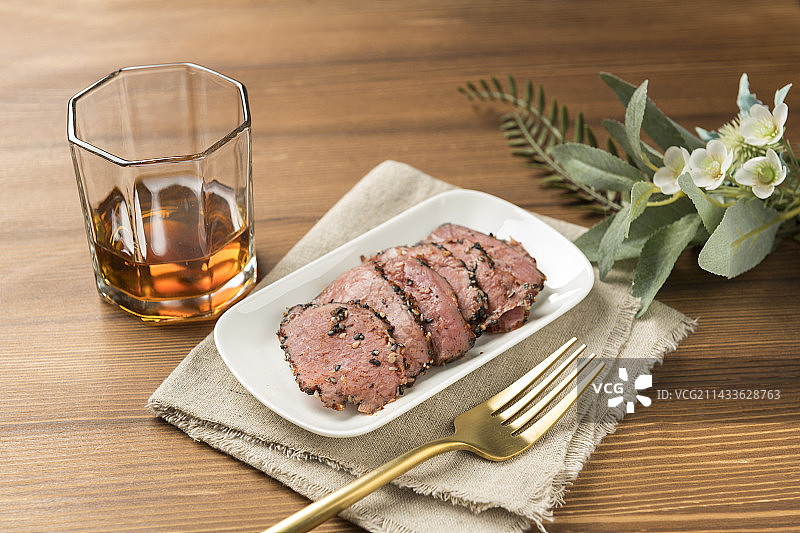 一盘烤牛肉牛肉切片摆放在桌面上特写图片素材