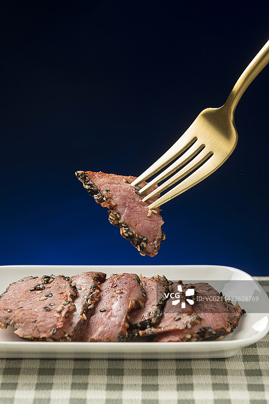 一盘烤牛肉牛肉切片摆放在桌面上特写图片素材