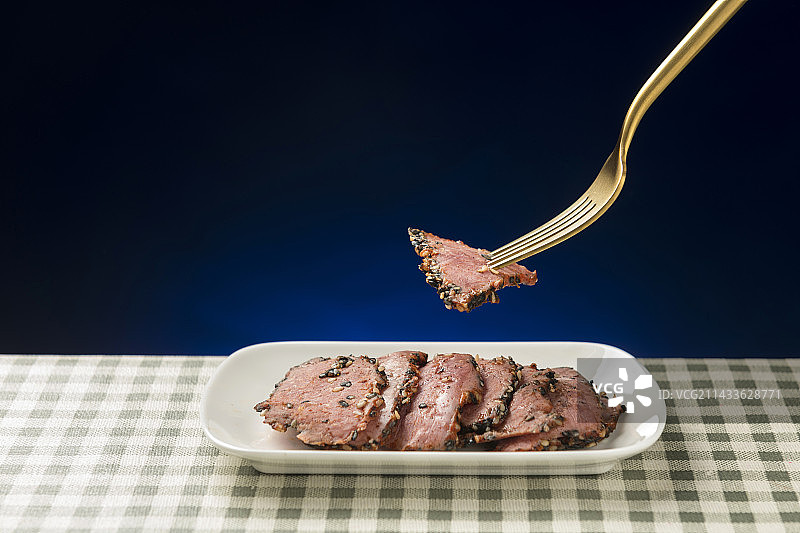 一盘烤牛肉牛肉切片摆放在桌面上特写图片素材