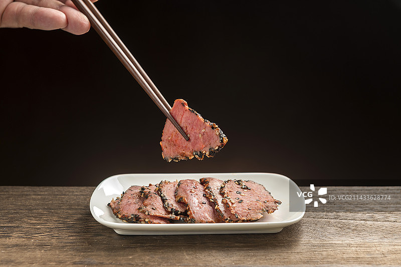 一盘烤牛肉牛肉切片摆放在桌面上特写图片素材