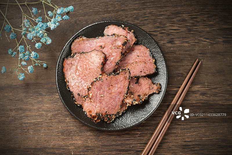 一盘烤牛肉牛肉切片摆放在桌面上特写图片素材