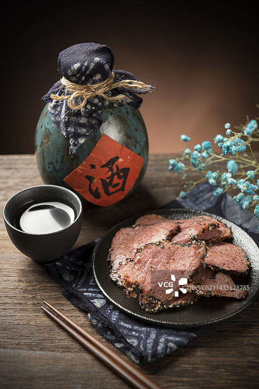 一盘烤牛肉牛肉切片摆放在桌面上特写图片素材