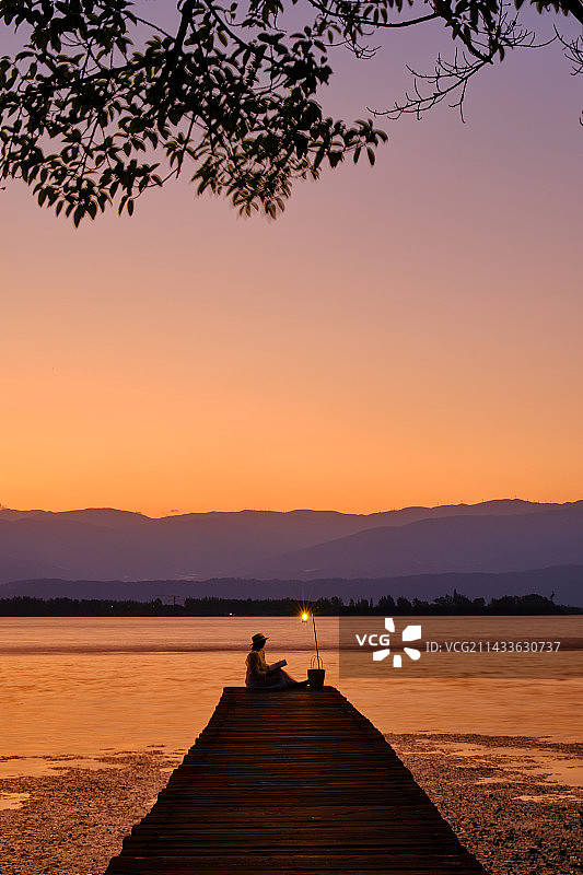 西昌邛海钓鱼台木栈道日出图片素材
