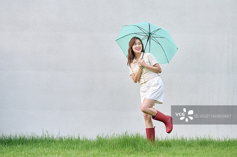 韩国的雨季，女人和雨伞图片素材