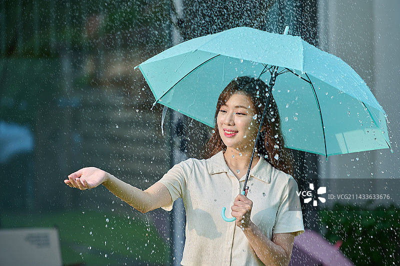 韩国的雨季，女人和雨伞图片素材
